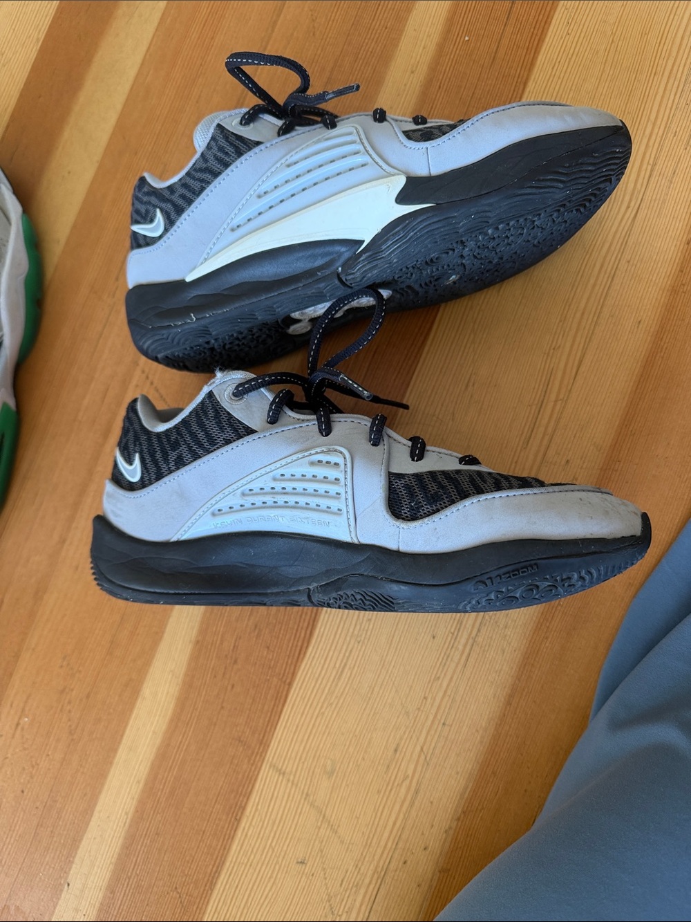 Bundle 2 pairs Nike air athletic court shoes - Picture 4 of 14